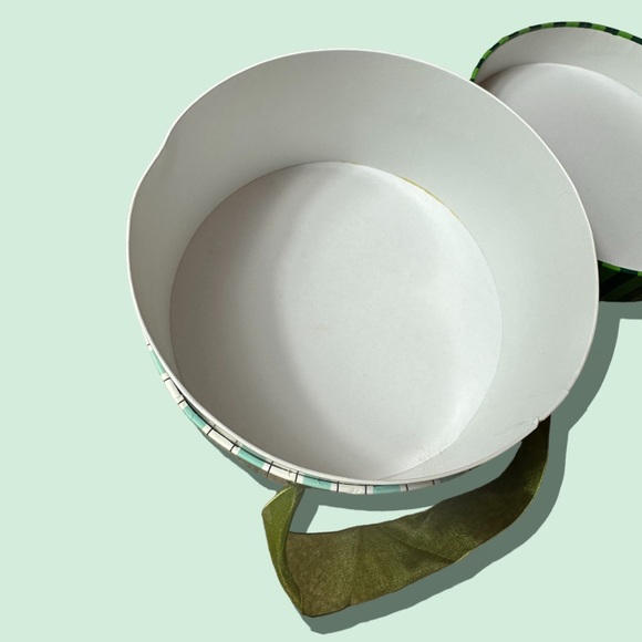 Vintage Betty Boop Green Stripe Daisy Round Paper Storage Box W/Ribbon Handle - Picture 5 of 7